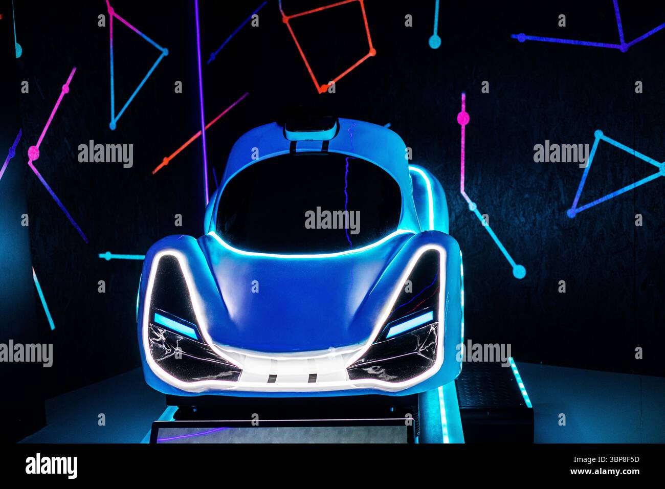 interno scuro nella sala giochi con macchina interattiva Foto Stock