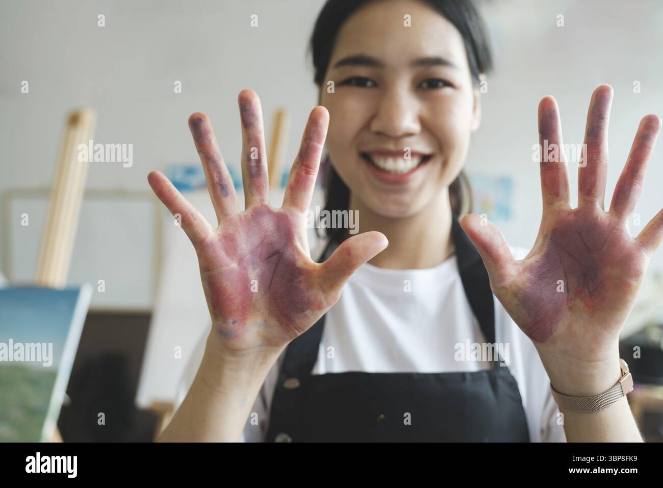 Ritratto creativo, mani di donna con pittura su felice studente di scuola d'arte e pittura ad olio ispirazione per la ragazza indiana. Divertente imparare la teoria del colore e youn Foto Stock