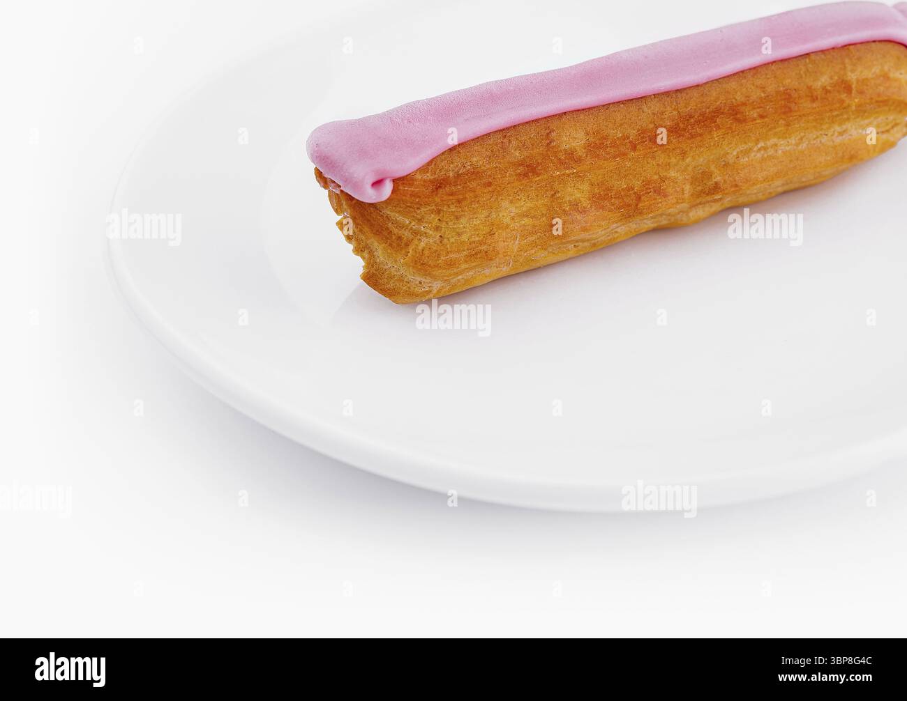 Cibo, Una deliziosa eclair con glassa rosa su uno sfondo bianco minimalista Foto Stock