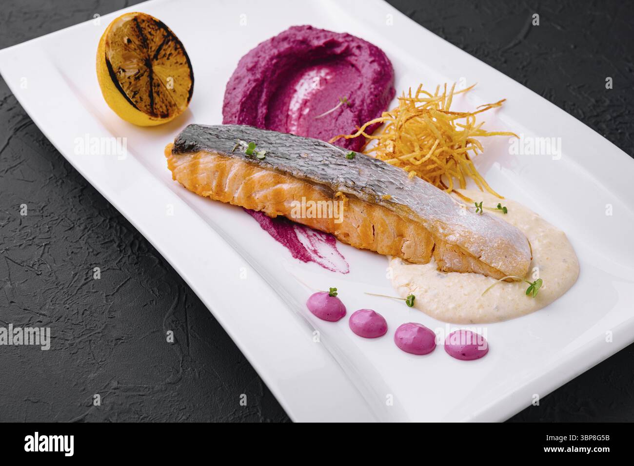 Cibo, salmone con purea di barbabietole e salsa di panna Foto Stock