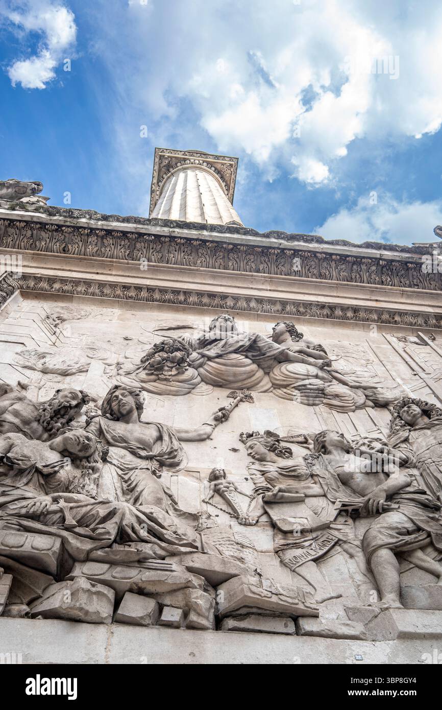 Insolita vista dall'angolo basso del Monumento al grande incendio di Londra con bassorilievo e colonna dorica, nella storica City di Londra, Regno Unito Foto Stock