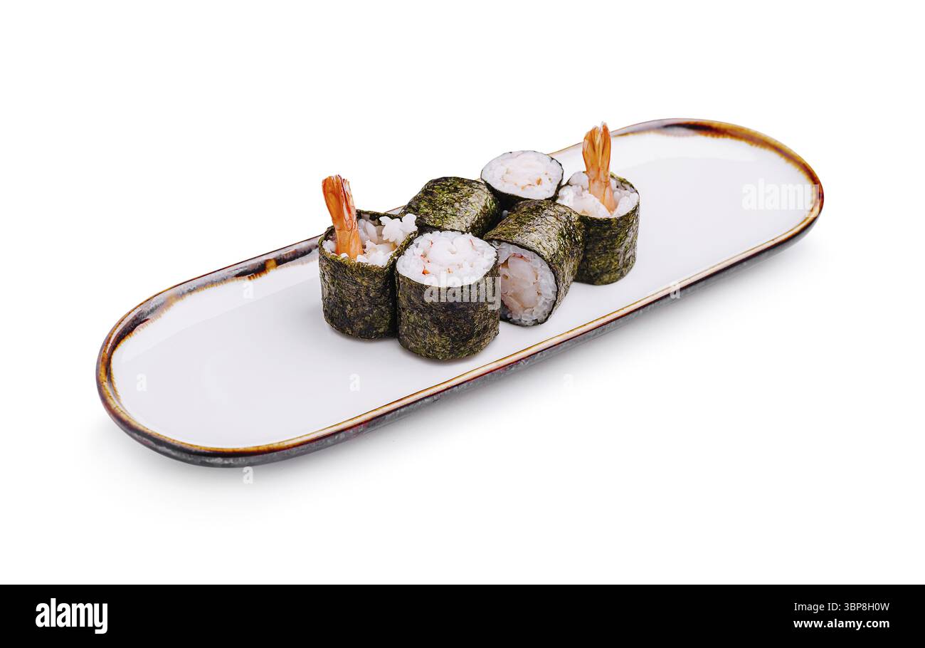 Cibo, sushi roll gourmet sono presentati su un elegante piatto bianco, che presenta delicati gamberi e ingredienti freschi avvolti in alghe marine. Questo elegante disp Foto Stock