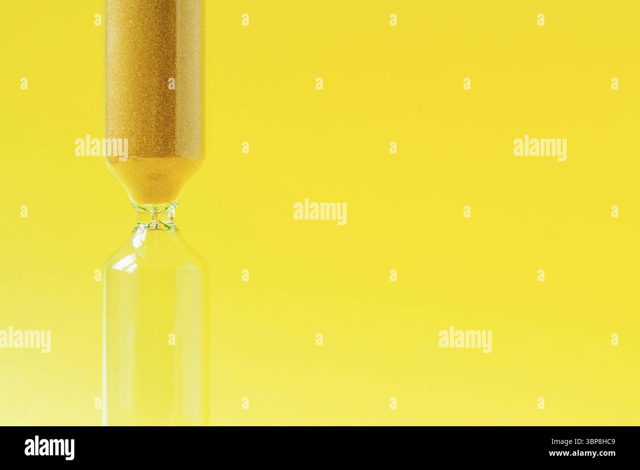 Clessidra su sfondo giallo con spazio per la copia. Concetto di gestione del tempo Foto Stock