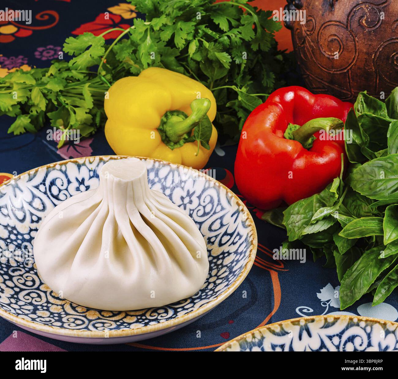 Cibo, gnocchi georgiani al vapore serviti su un piatto con coriandolo fresco, basilico e peperoni Foto Stock