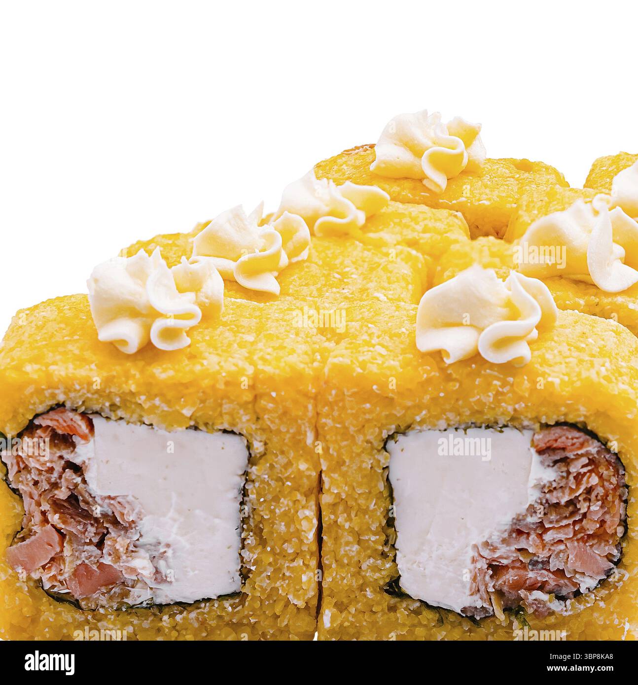Cibo, questo sushi roll da dessert presenta un esterno giallo brillante fatto di riso, ripieno di un dolce ripieno cremoso e sentori di frutta, guarnito con S. Foto Stock