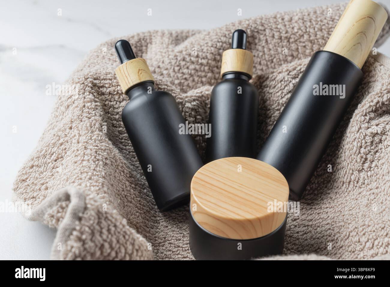 Set Hautpflege Kosmetik. Mockup Flaschen con logo senza marchio. Taegliche routine e komplette Pflege fuer trockene Haut. Anti-invecchiamento-Kosmetik mit Kollagen, Foto Stock