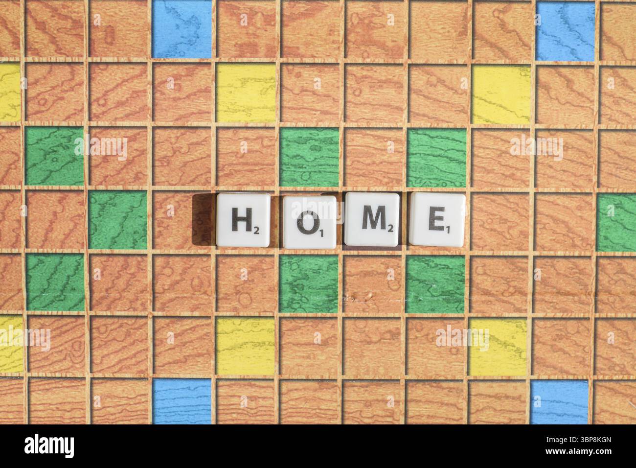 Mosca, Russia - 09 aprile 2020: Scrabble game letters. Word home sul tabellone. vista dall'alto a disposizione piatta Foto Stock