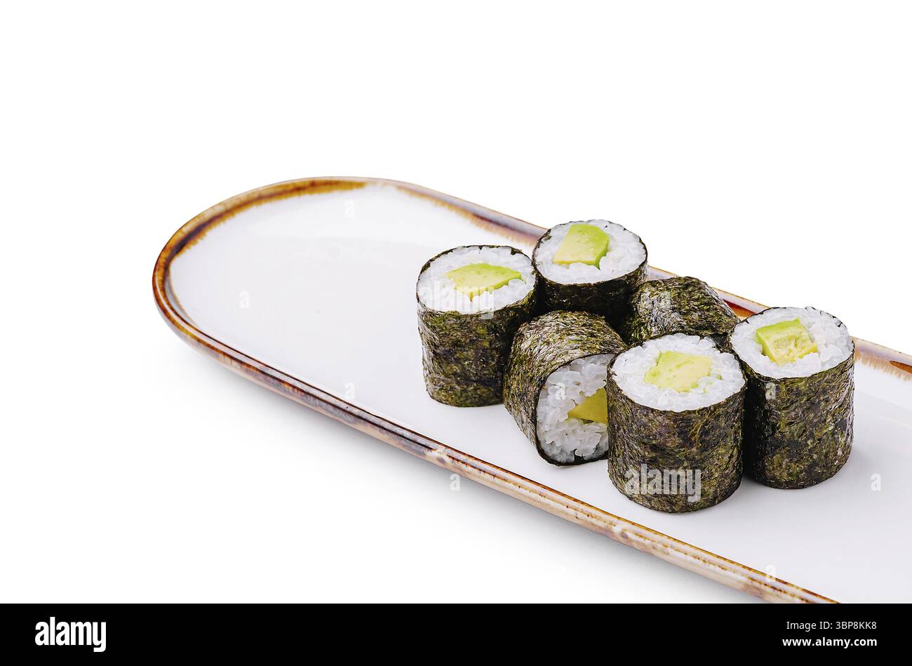 Il cibo, i sushi involtini ricci ripieni di avocado sono disposti ordinatamente su un piatto bianco. Il piatto evidenzia una presentazione pulita e moderna adatta alla casua Foto Stock