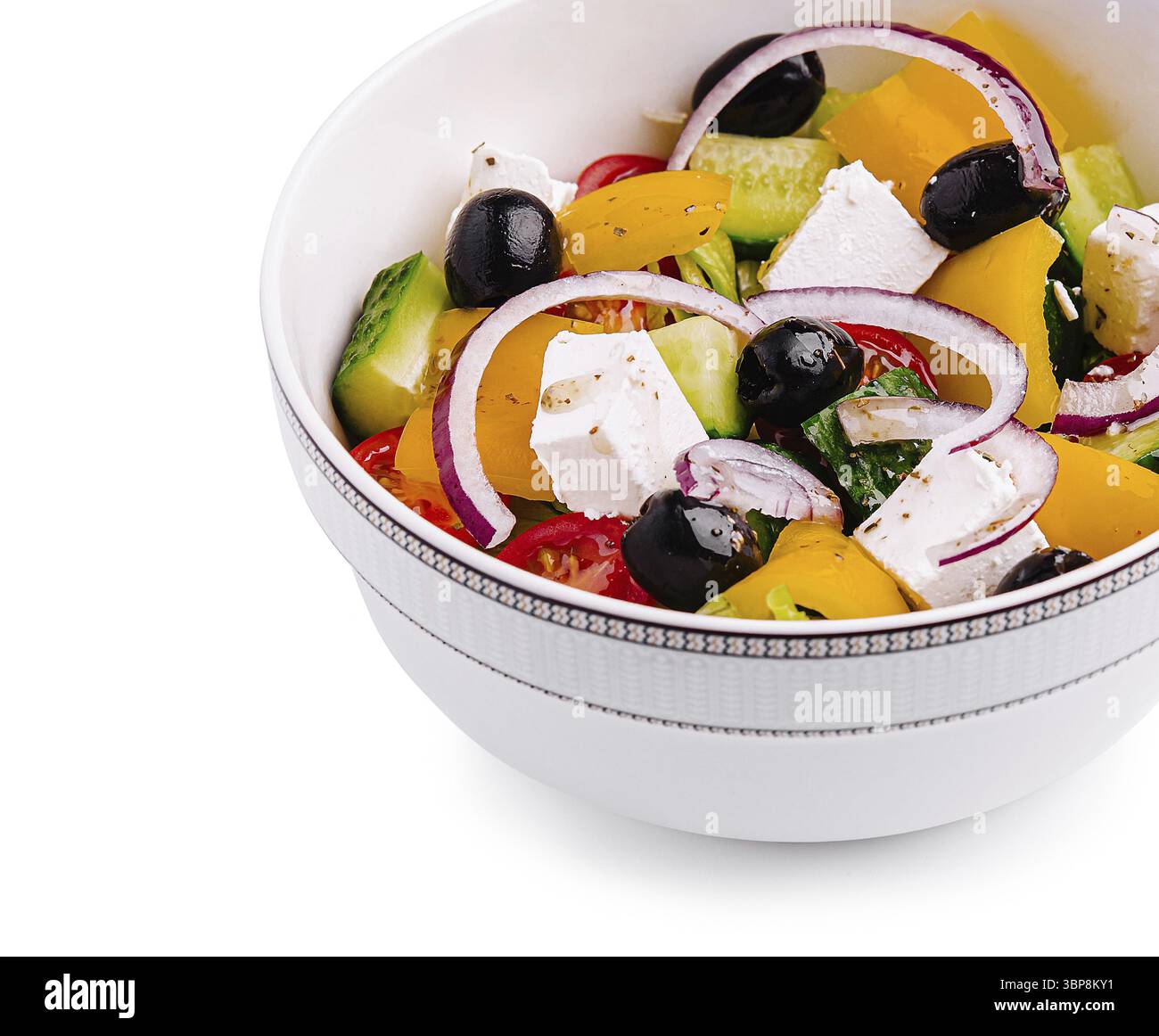 Cibo: Un'insalata colorata è preparata con cetrioli, pomodori, peperoni e olive, condita con cipolle rosse e formaggio feta. Questo piatto sano è se Foto Stock