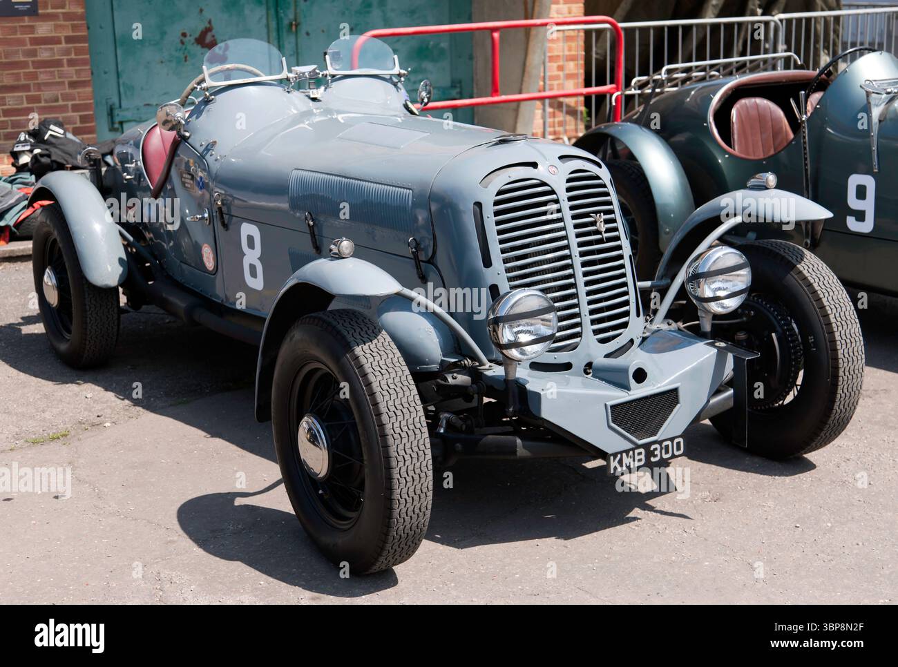 Vista frontale di tre quarti di Mark Bretts, 1937, Ballamy Ford V8 Special, in mostra al Brooklands Revived Festival of Motorsport Weekend. Foto Stock