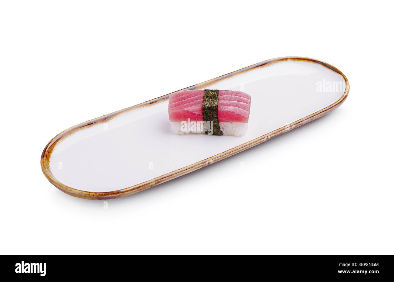 Cibo, Un solo pezzo di nigiri di tonno poggia su un lungo piatto ovale. Il sushi presenta un delicato strato di tonno fresco sopra il riso aceto, avvolgendo elegantemente Foto Stock