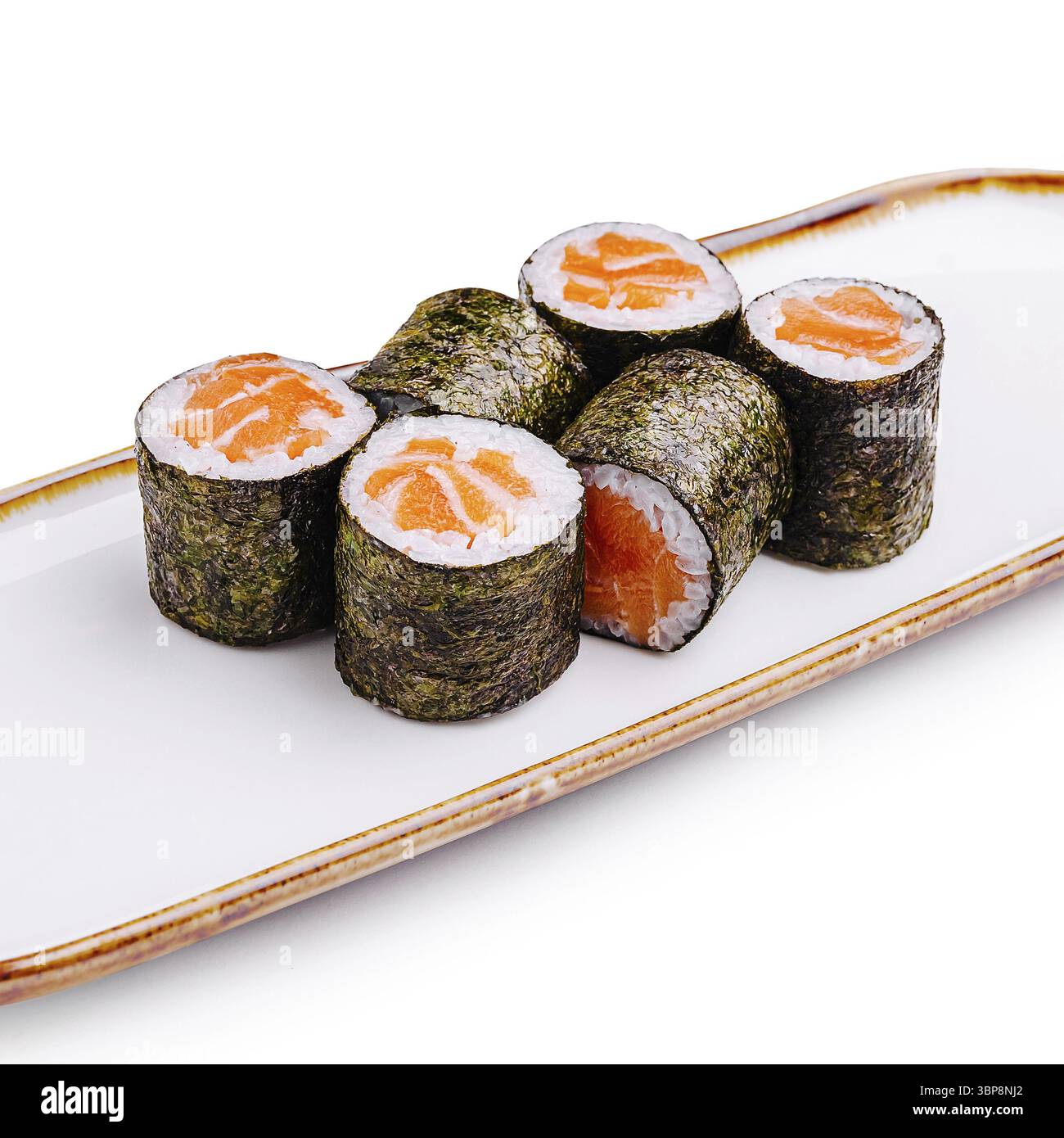 Cibo, deliziosi sushi roll sono disposti ordinatamente su un piatto bianco. Gli involtini sono caratterizzati da salmone e riso, avvolti in alghe marine, che mostrano un colorato e app Foto Stock