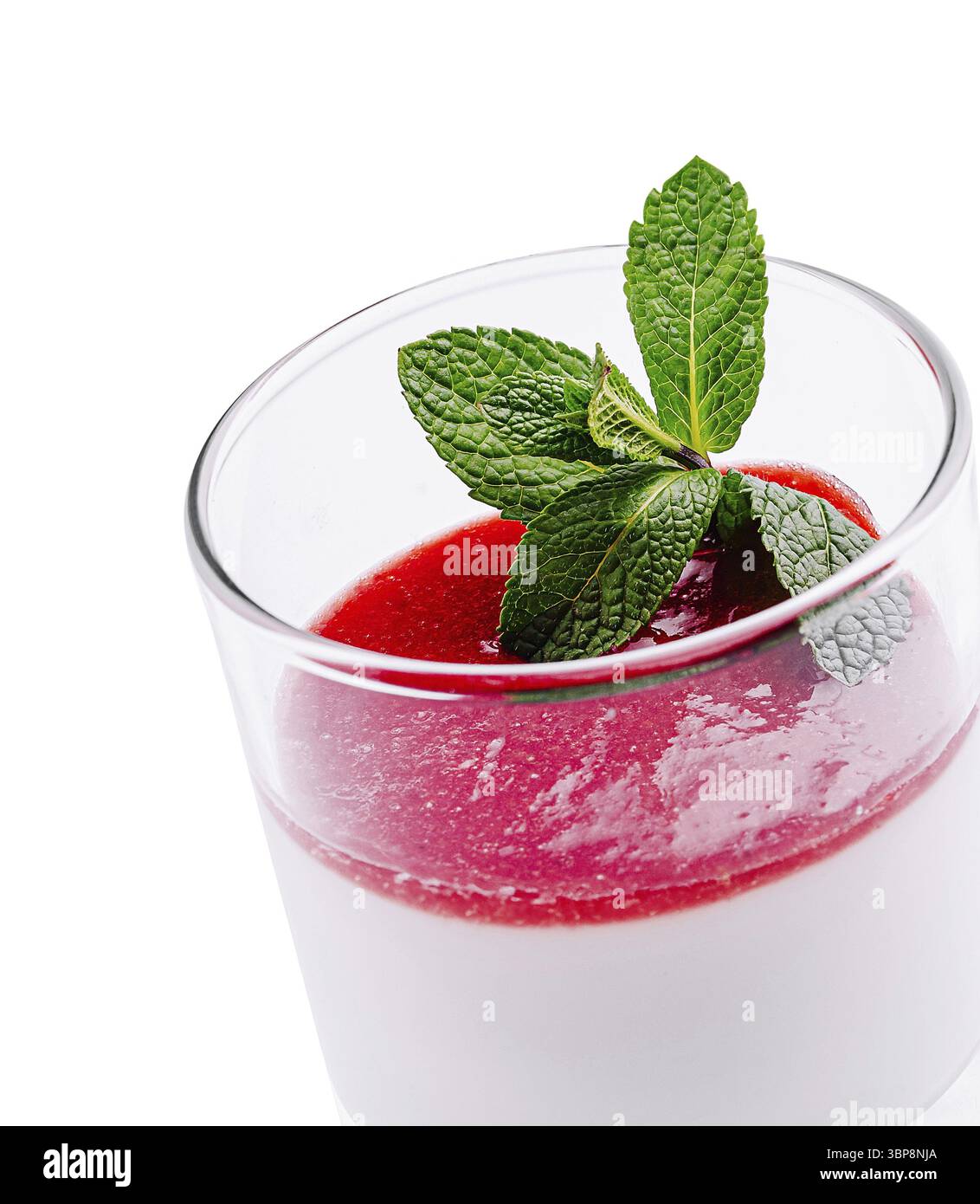 Cibo, Un dolce delicato in un bicchiere trasparente mostra strati di crema di mousse bianca condita con vibrante purea di lamponi e guarnita con foglie di menta fresca Foto Stock