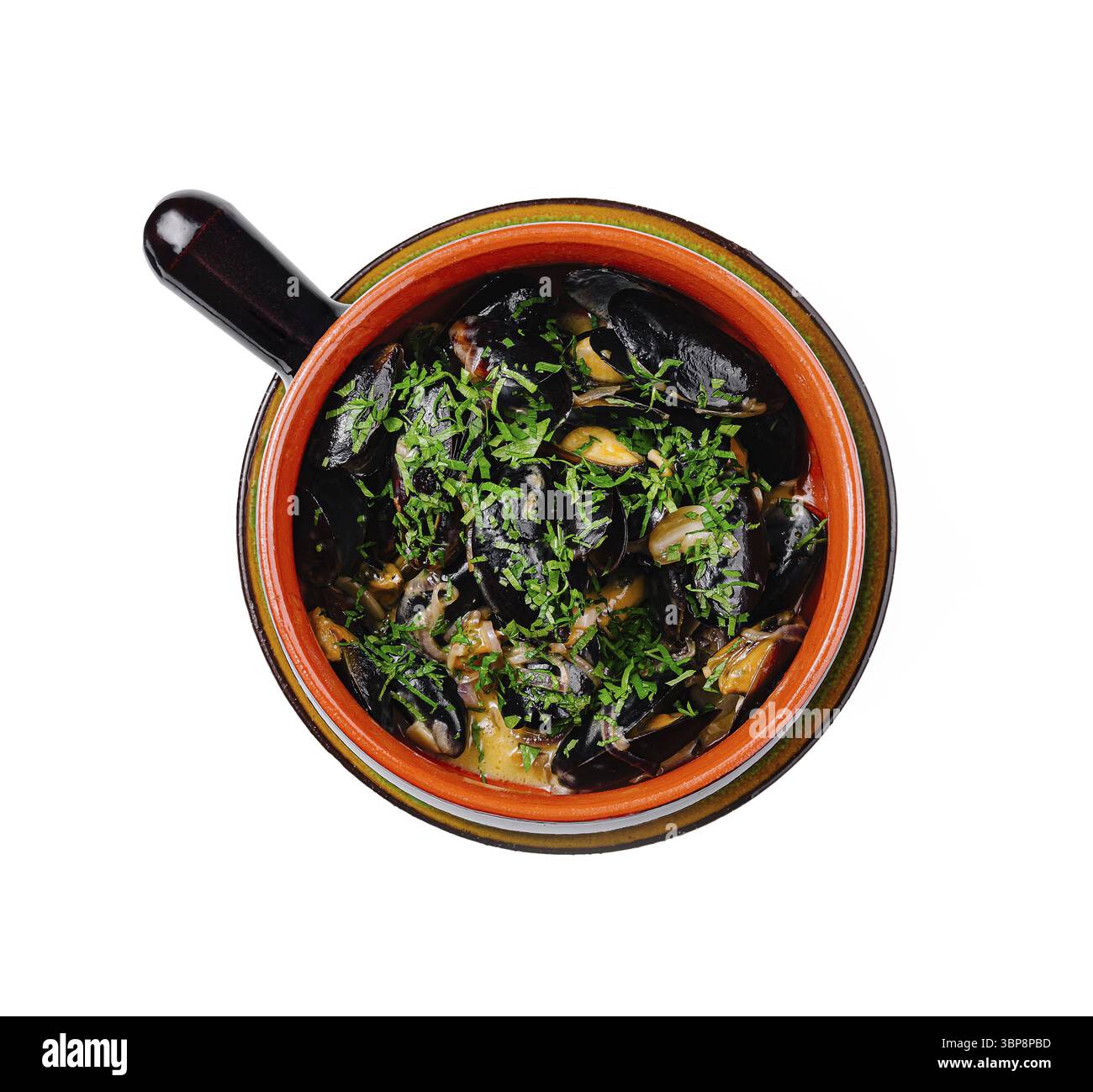 Cibo, ciotola rustica piena di cozze al vapore in una cremosa salsa di vino bianco e guarnita con prezzemolo fresco Foto Stock