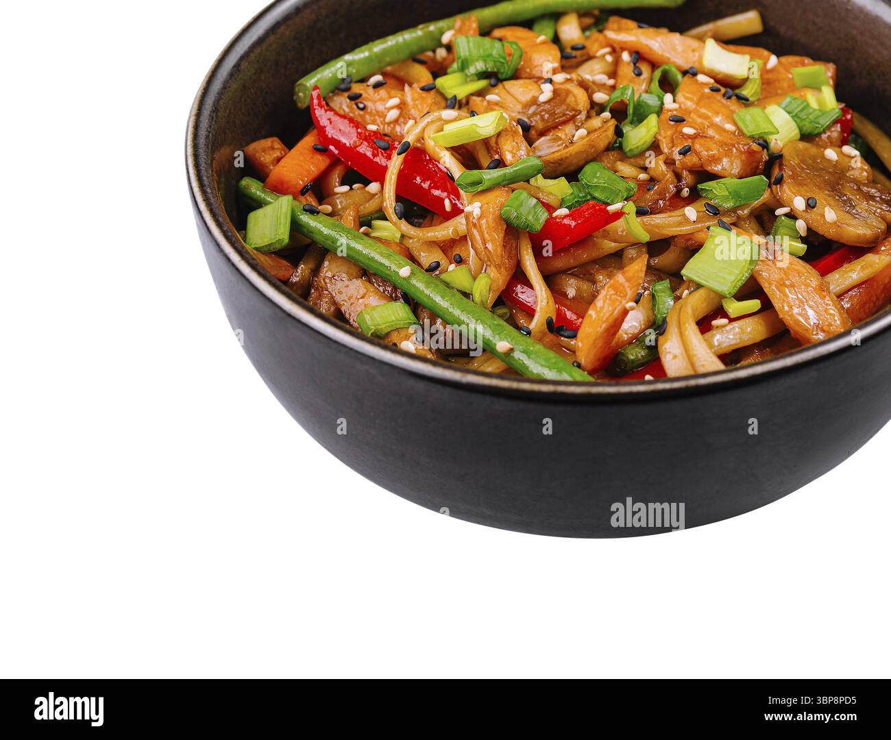 Cibo, verdure salate saltate e tofu serviti in una moderna ciotola scura su sfondo bianco Foto Stock