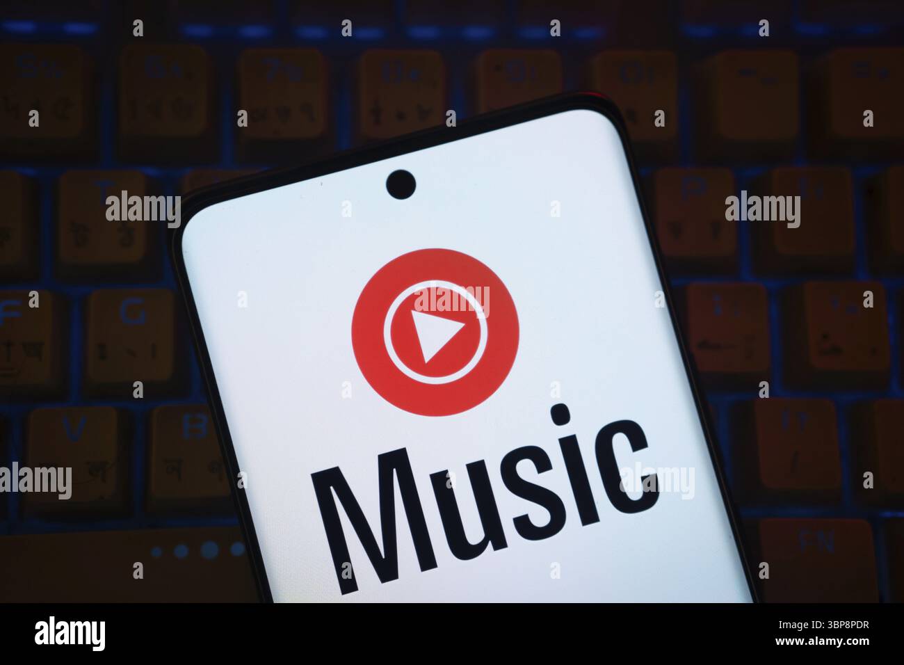 Dacca, Bangladesh - 13 marzo 2025: Il logo di YouTube Music viene visualizzato sullo schermo di uno smartphone Foto Stock