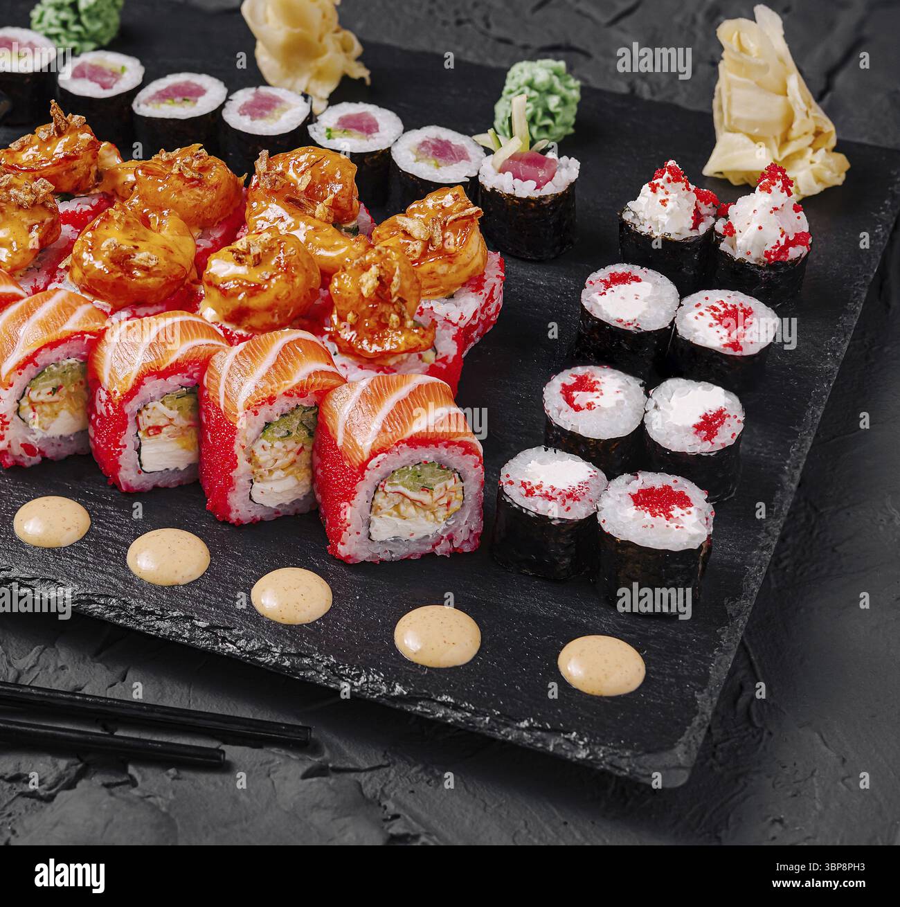 Cibo, Un piatto ben organizzato offre vari sushi roll, tra cui tempura di gamberi e pesce fresco, oltre a wasabi e zenzero sottaceto. La V Foto Stock