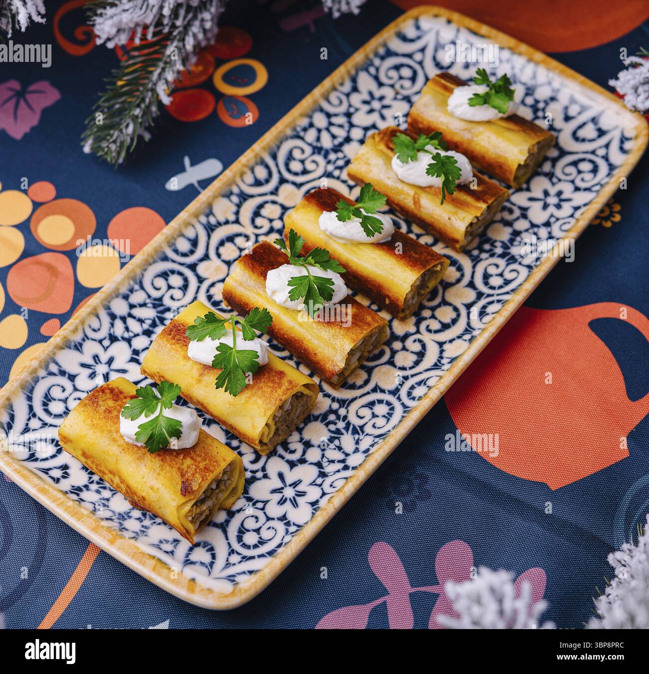 Cibo, stuzzichini eleganti su un vassoio decorativo, pronti per le feste di natale Foto Stock