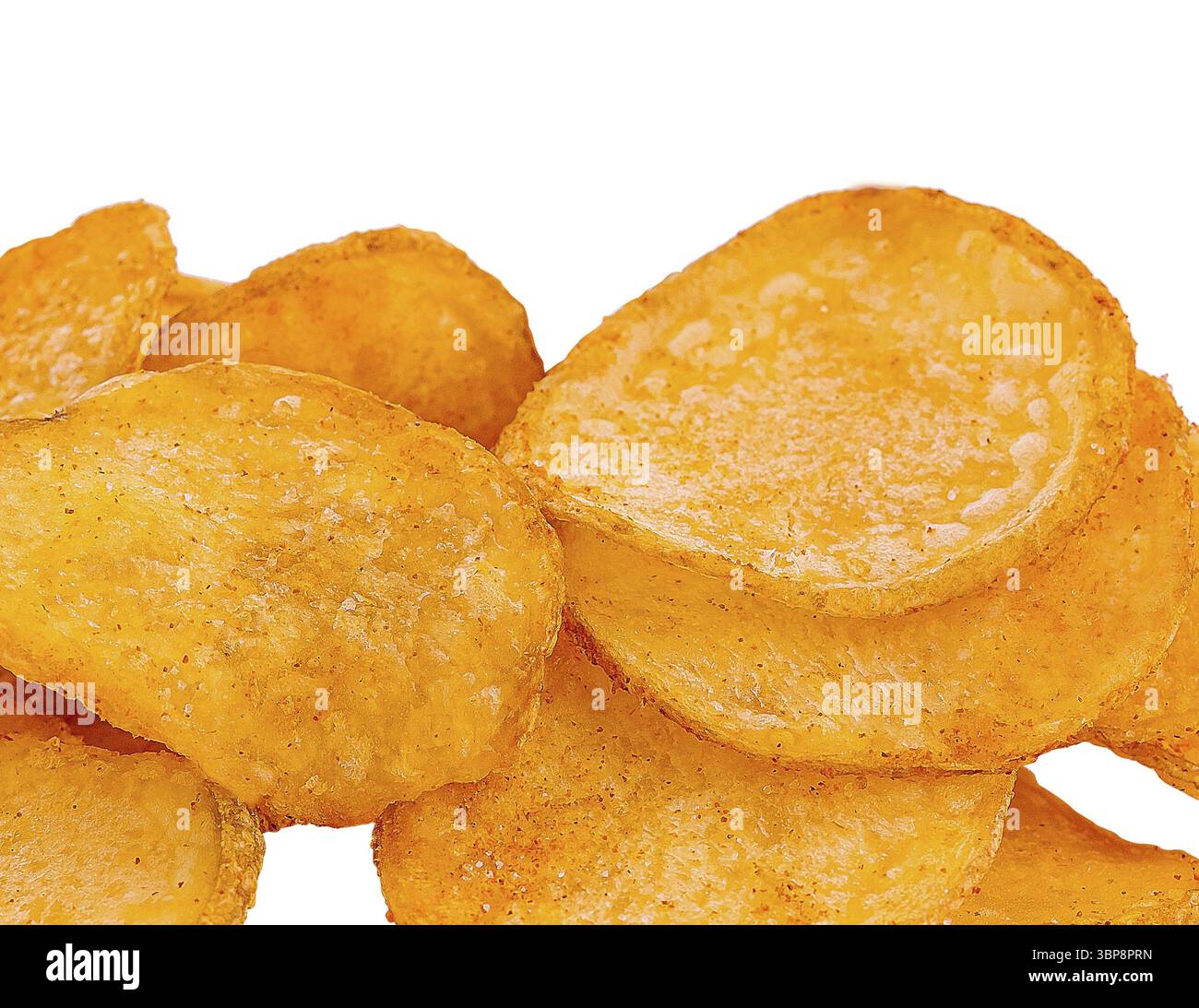 Cibo, pile di patatine croccanti su sfondo bianco puro, perfetto per contenuti correlati agli spuntini Foto Stock