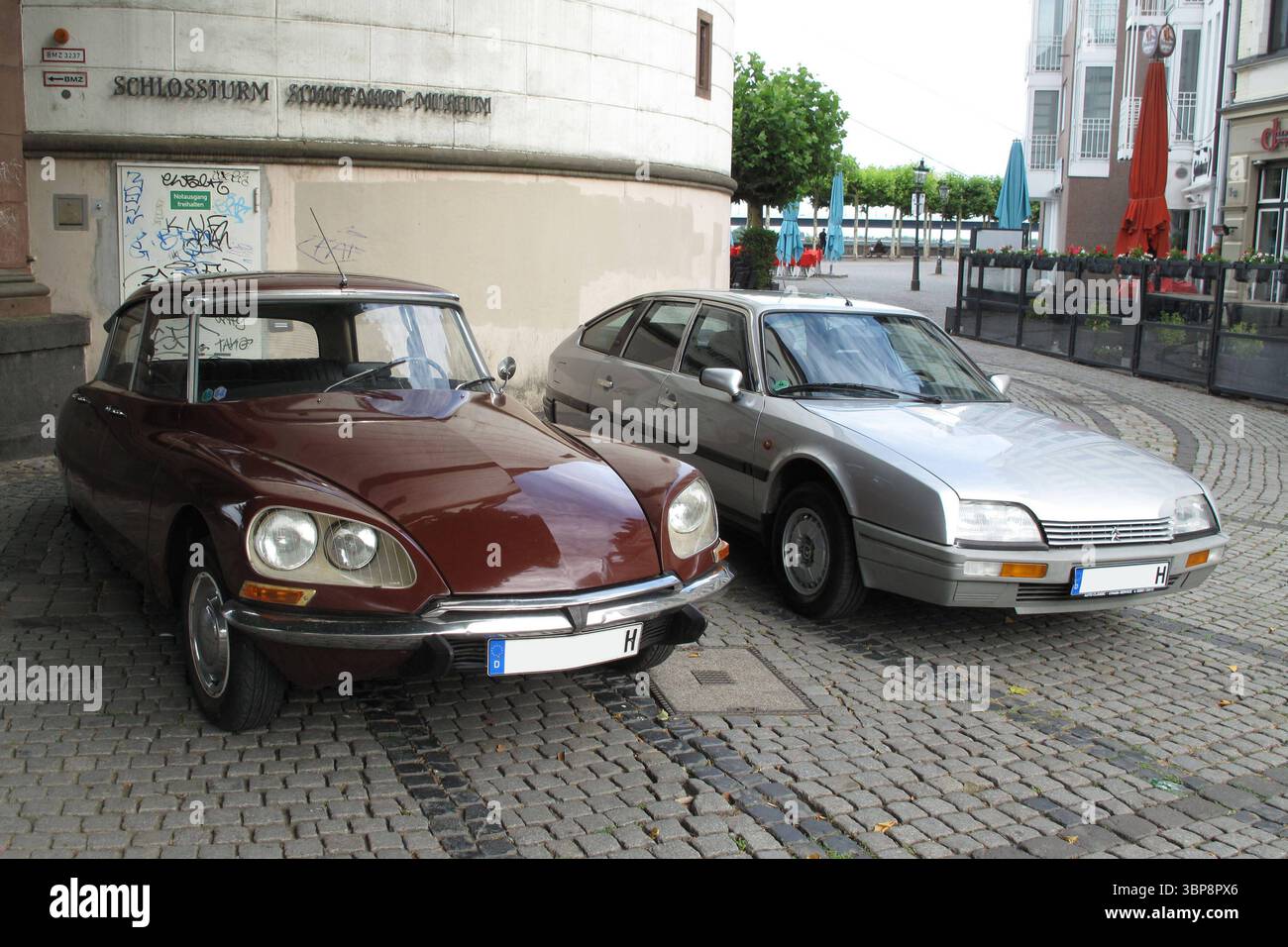 Citroen ID Super Baujahr 1970, Links und Citroen CX GTI Baujahr 1987, 22. Tour de Düsseldorf Oldtimer Rallye am 05.07.2025 im Rahmen des 23. Düsseldorfer Frankreichfest 04.-06.07.2025, Düsseldorf D *** Citroen ID Super costruito nel 1970, sinistra e Citroen CX GTI costruito nel 1987 , 22 Tour de Düsseldorf Oldtimer Rallye il 05 07 2025 come parte del 23 Düsseldorf France Festival 04 06 07 2025 , Düsseldorf D Foto Stock
