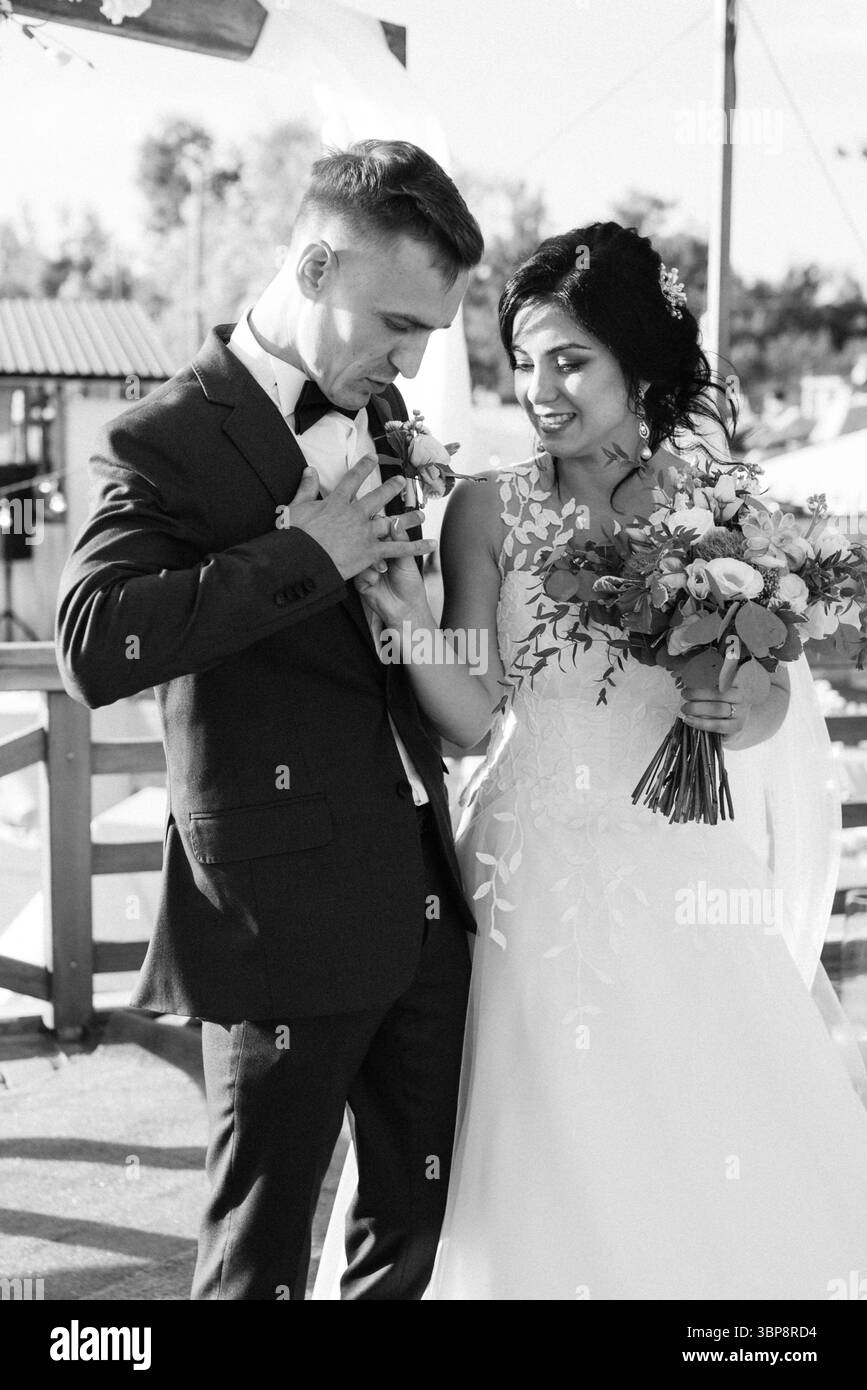 cerimonia di nozze su un alto molo vicino al fiume con gli ospiti invitati Foto Stock