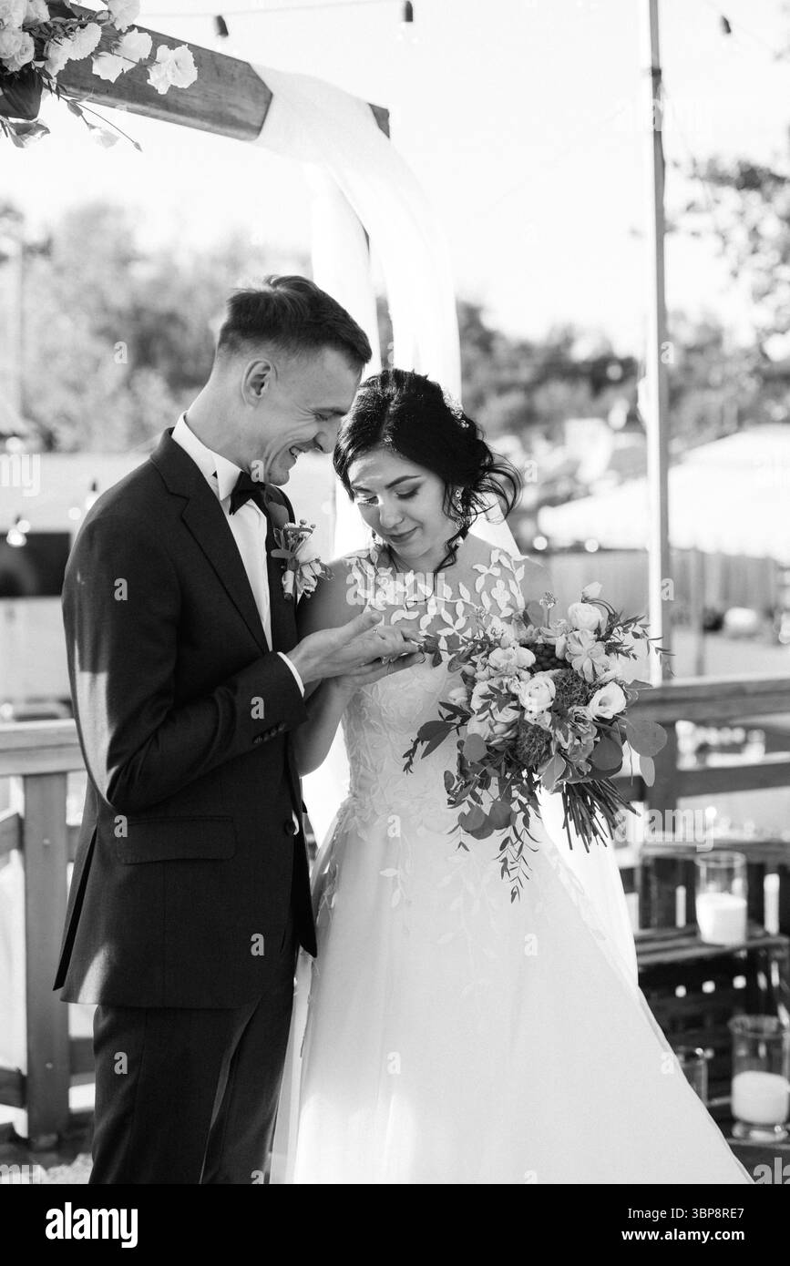 cerimonia di nozze su un alto molo vicino al fiume con gli ospiti invitati Foto Stock