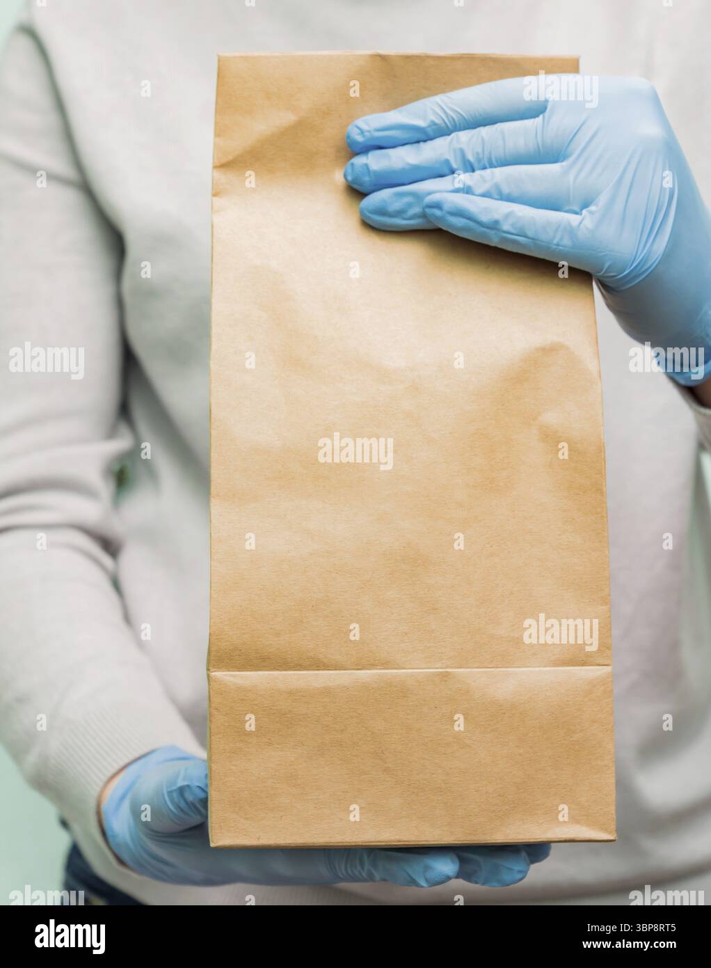 Consegna a domicilio di alimenti durante l'epidemia di coronavirus. Modello di imballaggio. Concetto di servizio di consegna Foto Stock