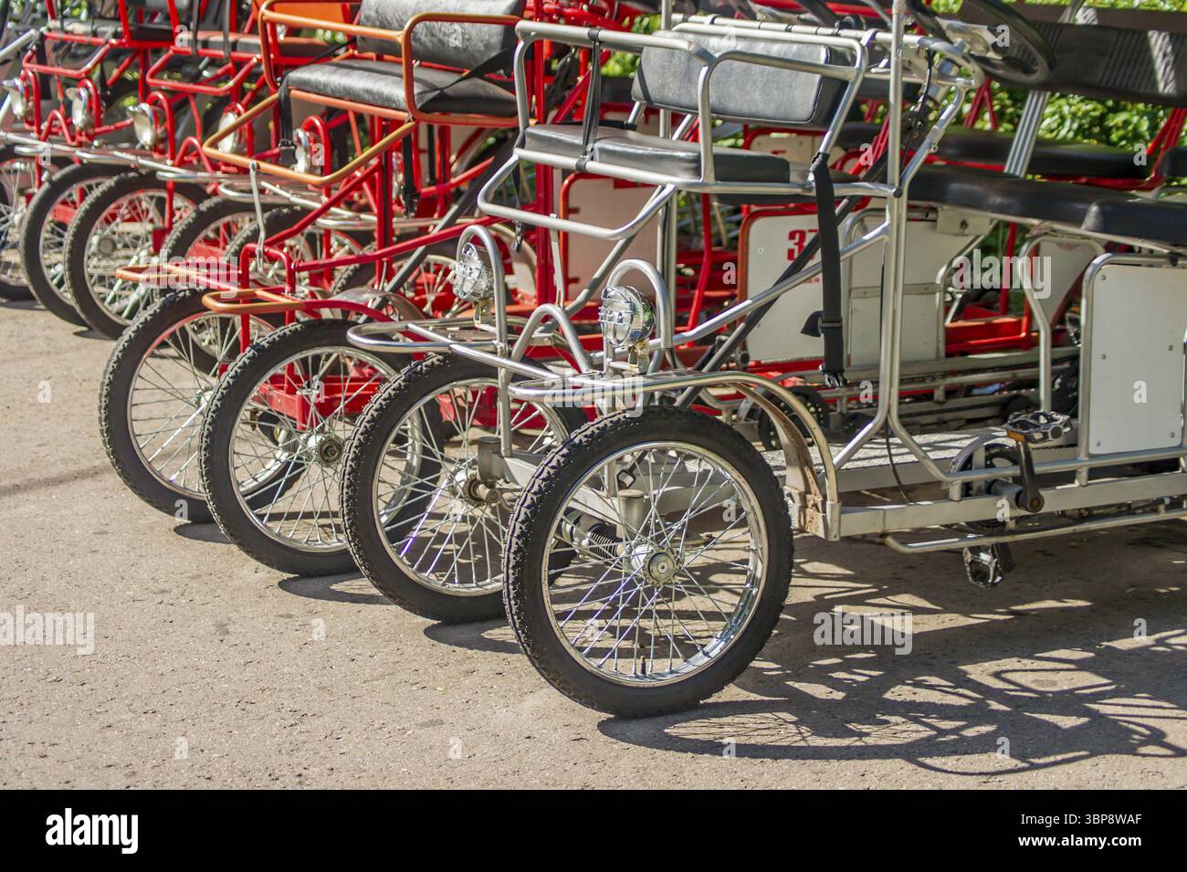 Velomobile parken in einer Reihe Foto Stock