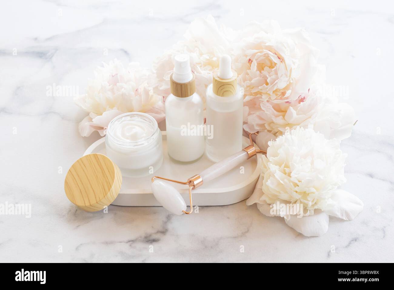 Concetto di ingredienti naturali a base di piante in cosmetologia, estratto di erbe e fiori. Peony extracta per anti-età e anti-acne terapia, viso Foto Stock