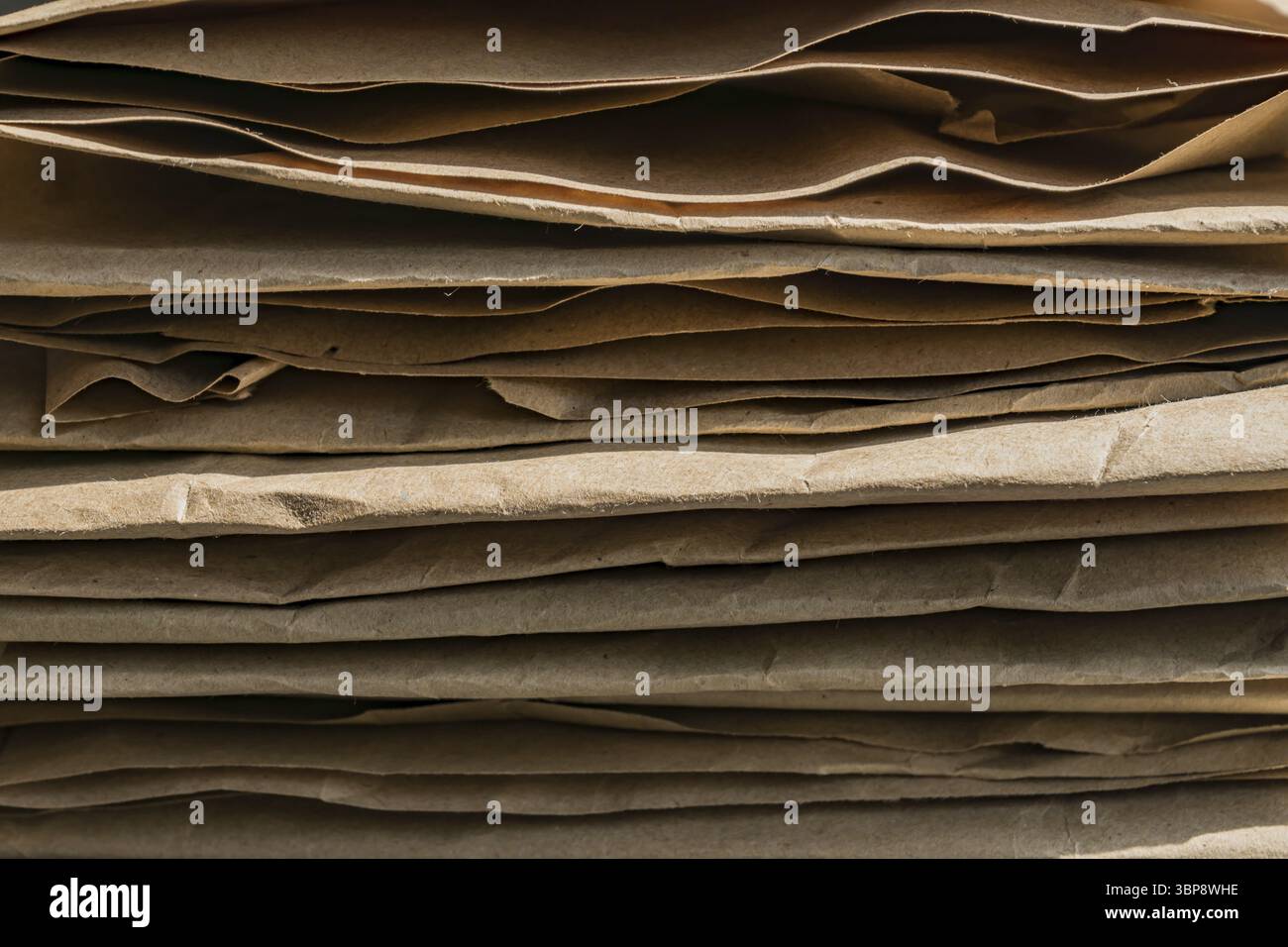 Carta da imballaggio riutilizzabile pronta per il riciclaggio. Sfondo di carta riciclata Foto Stock