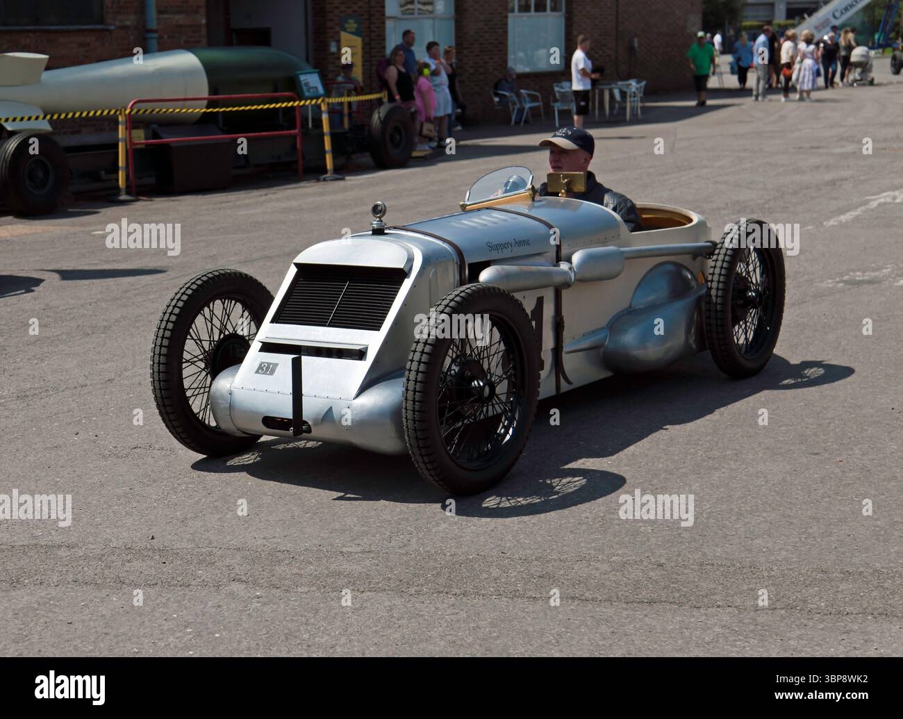 Mark Atkinson ritornò nel suo 1925, Austin Silppery Anne dopo la Sprint Race al Brooklands Revived Festival of Motorsport Weekend, Weybridge Foto Stock