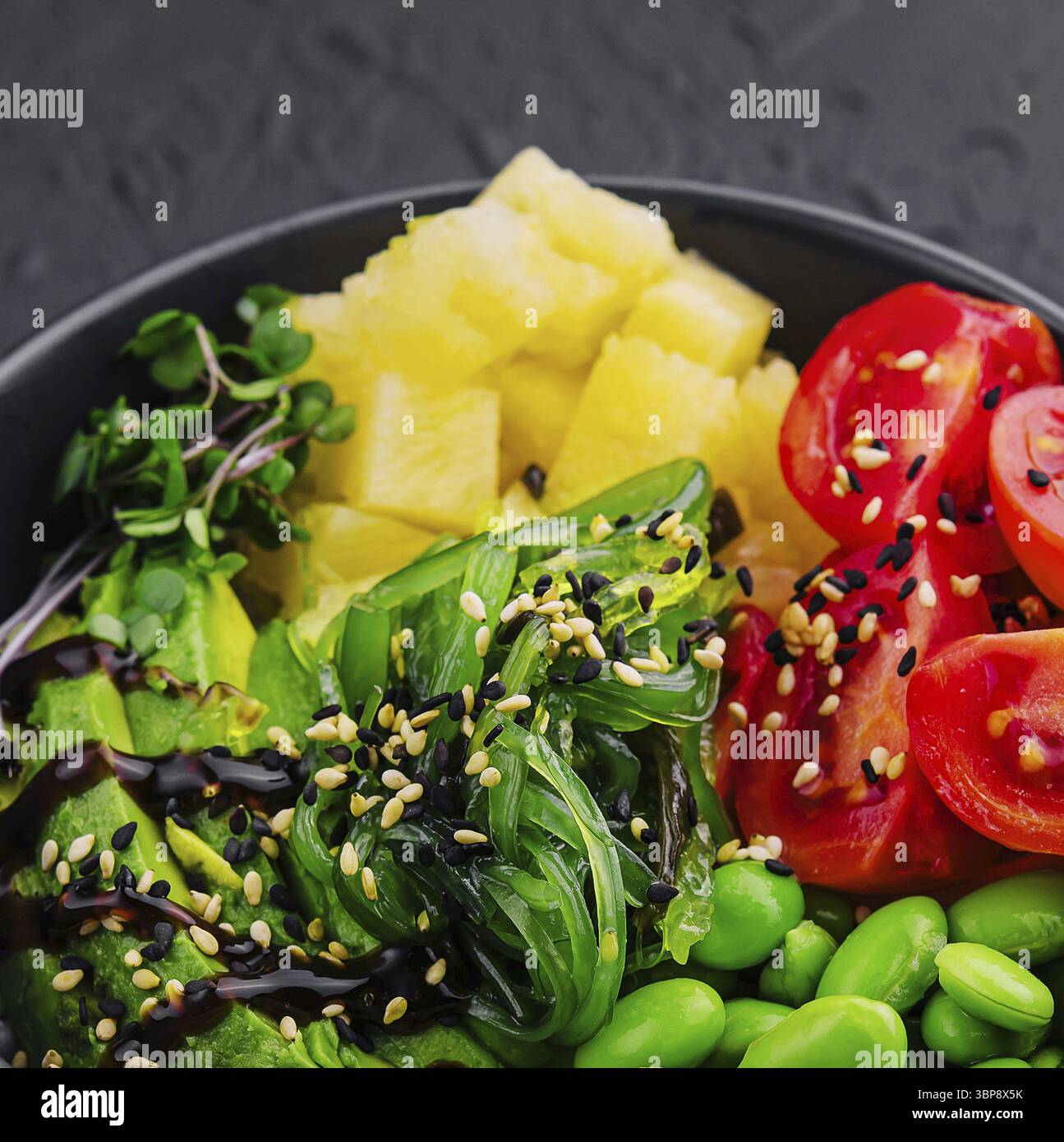 Cibo, ciotola con alghe, fagioli, avocado e ananas Foto Stock