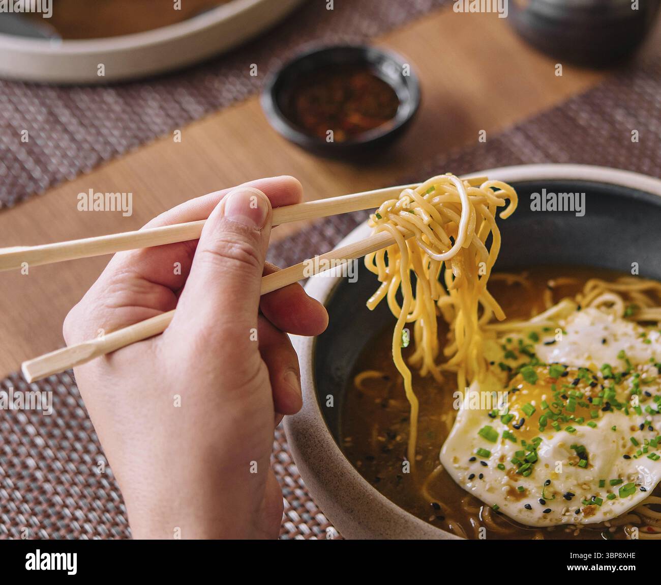 Cibo, zuppa piccante di spaghetti Kimchi con uovo Foto Stock