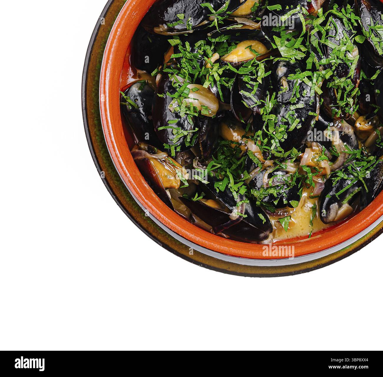 Cibo, ciotola rustica piena di cozze al vapore in una cremosa salsa di vino bianco e guarnita con prezzemolo fresco Foto Stock