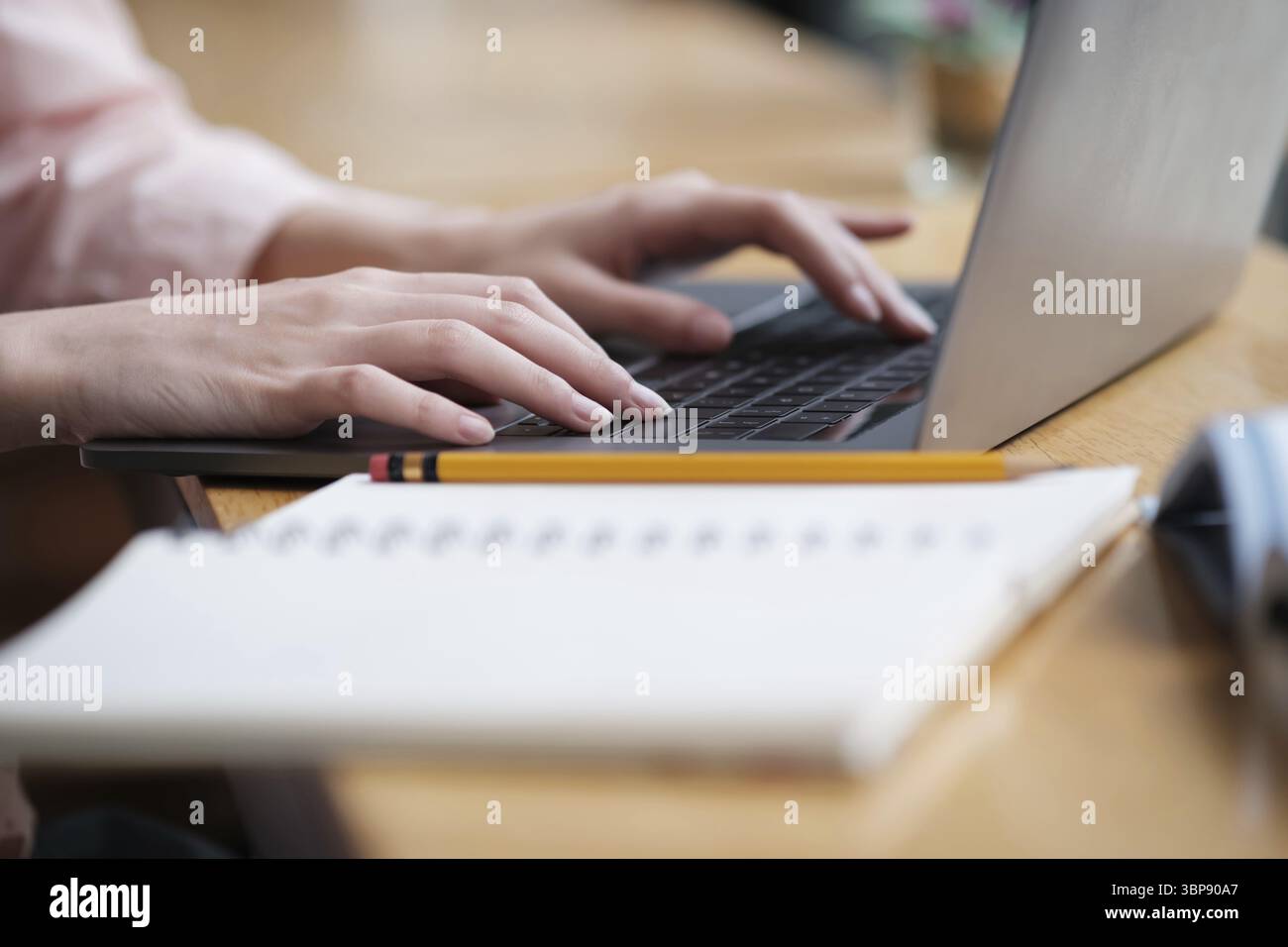 Software per programmazione manuale di codici per primo piano. Utilizzo della tecnologia di connessione online per le aziende o l'istruzione e la comunicazione Foto Stock