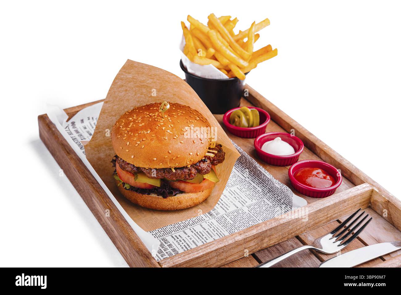 Cibo, delizioso cheeseburger con patatine fritte dorate, servito su un vassoio di legno con salse Foto Stock