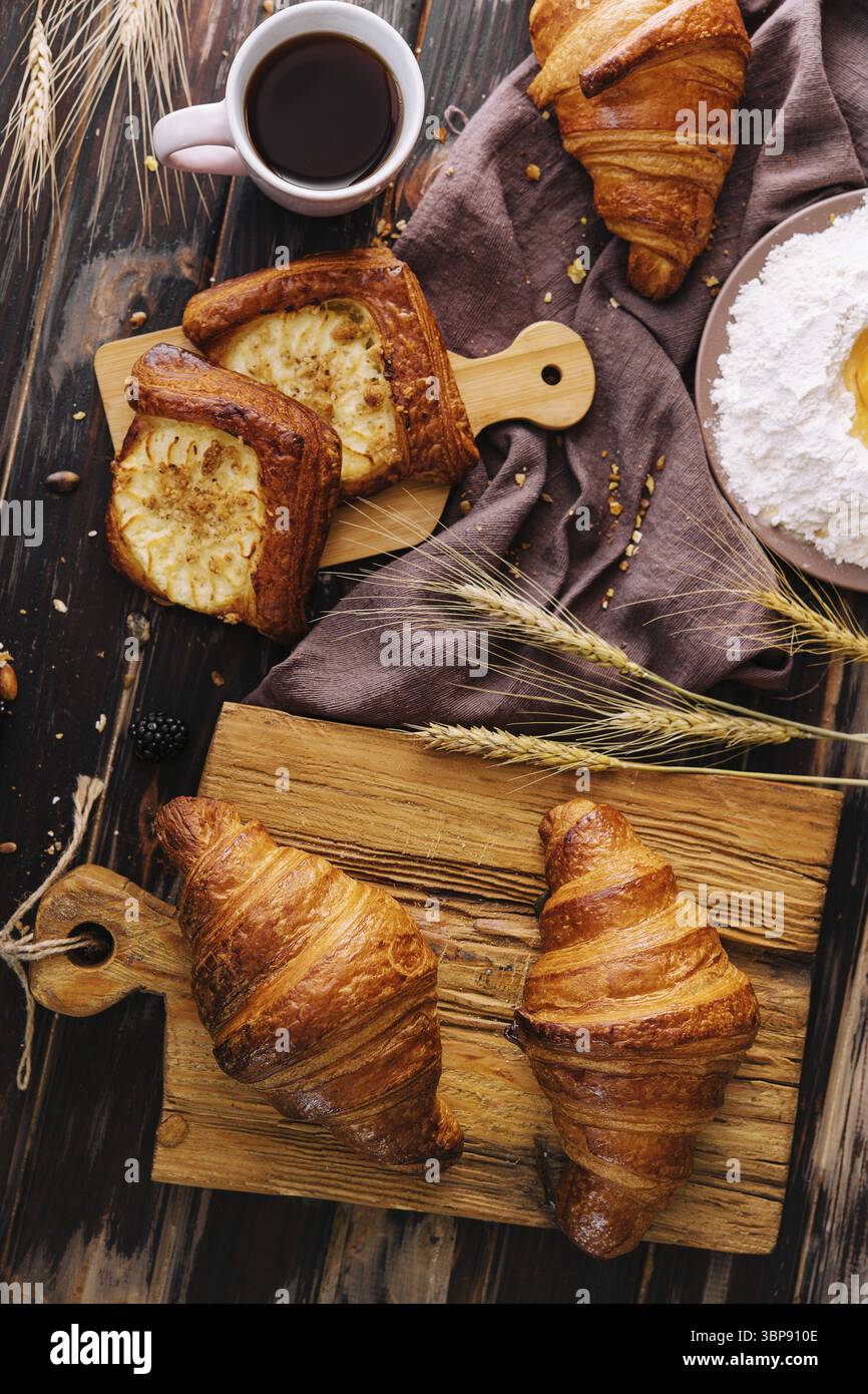 Cibo, croissant croccanti su un vassoio di legno Foto Stock