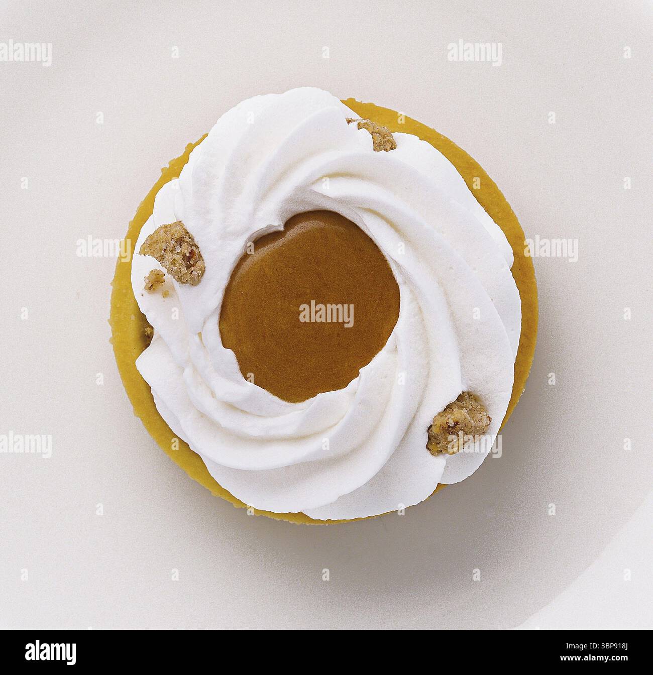 Cibo, vista dall'alto di una crostata di limone condita con meringa, servita elegantemente su un piatto di ceramica bianca Foto Stock