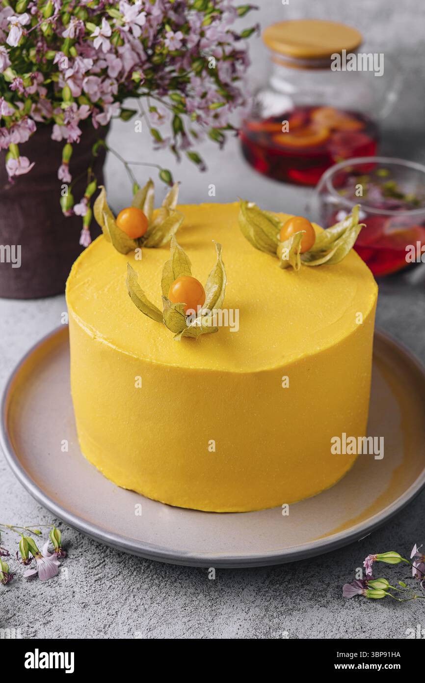 Cibo, Leckere Mango-Mousse-torta auf dem Teller Foto Stock