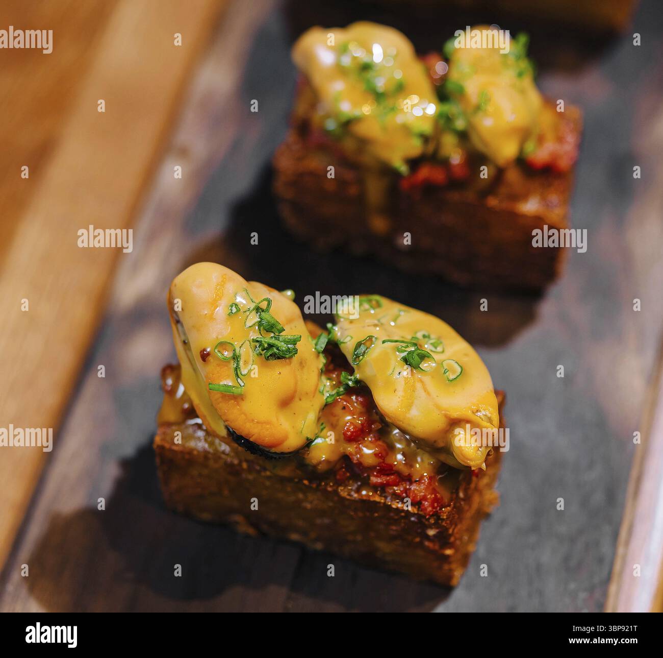 Cibo, piccoli spuntini eleganti serviti su una tavola rustica di legno, perfetti per ottimi menu Foto Stock