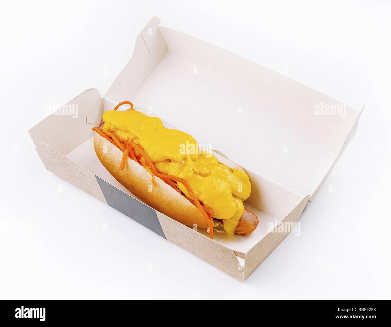 Cibo, delizioso hot dog condito con formaggio fuso in una scatola di cartone, isolata su sfondo bianco Foto Stock