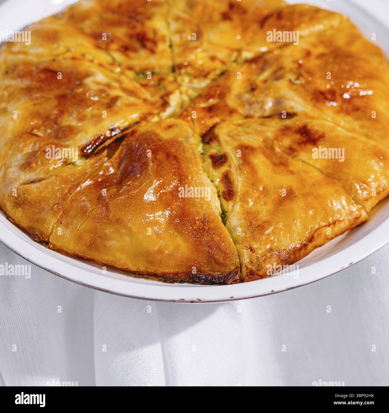 Cibo, primo piano di una deliziosa torta fatta in casa tenuta con un abbigliamento tradizionale Foto Stock