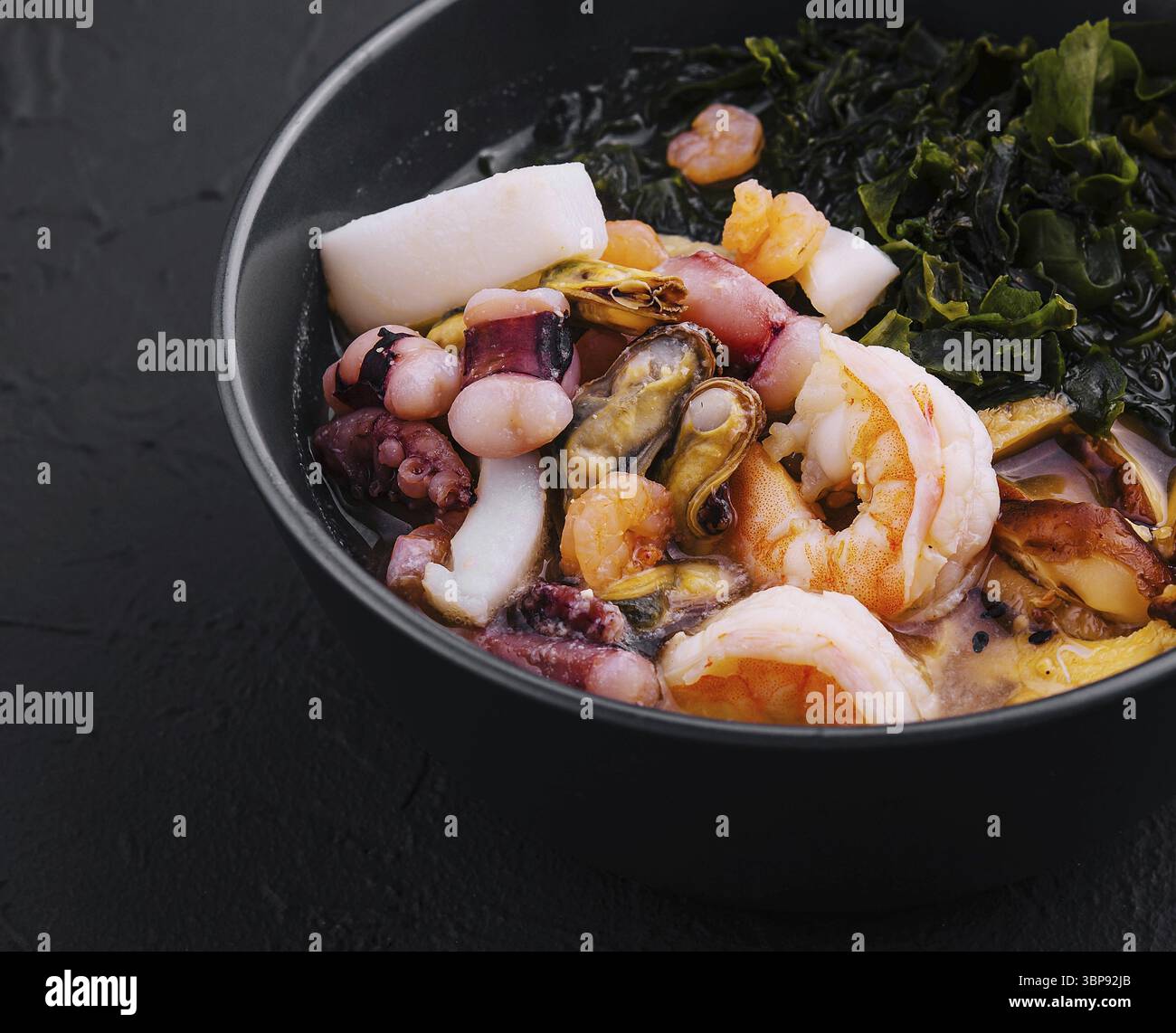 Cibo, zuppa cinese con alghe e pesce Foto Stock