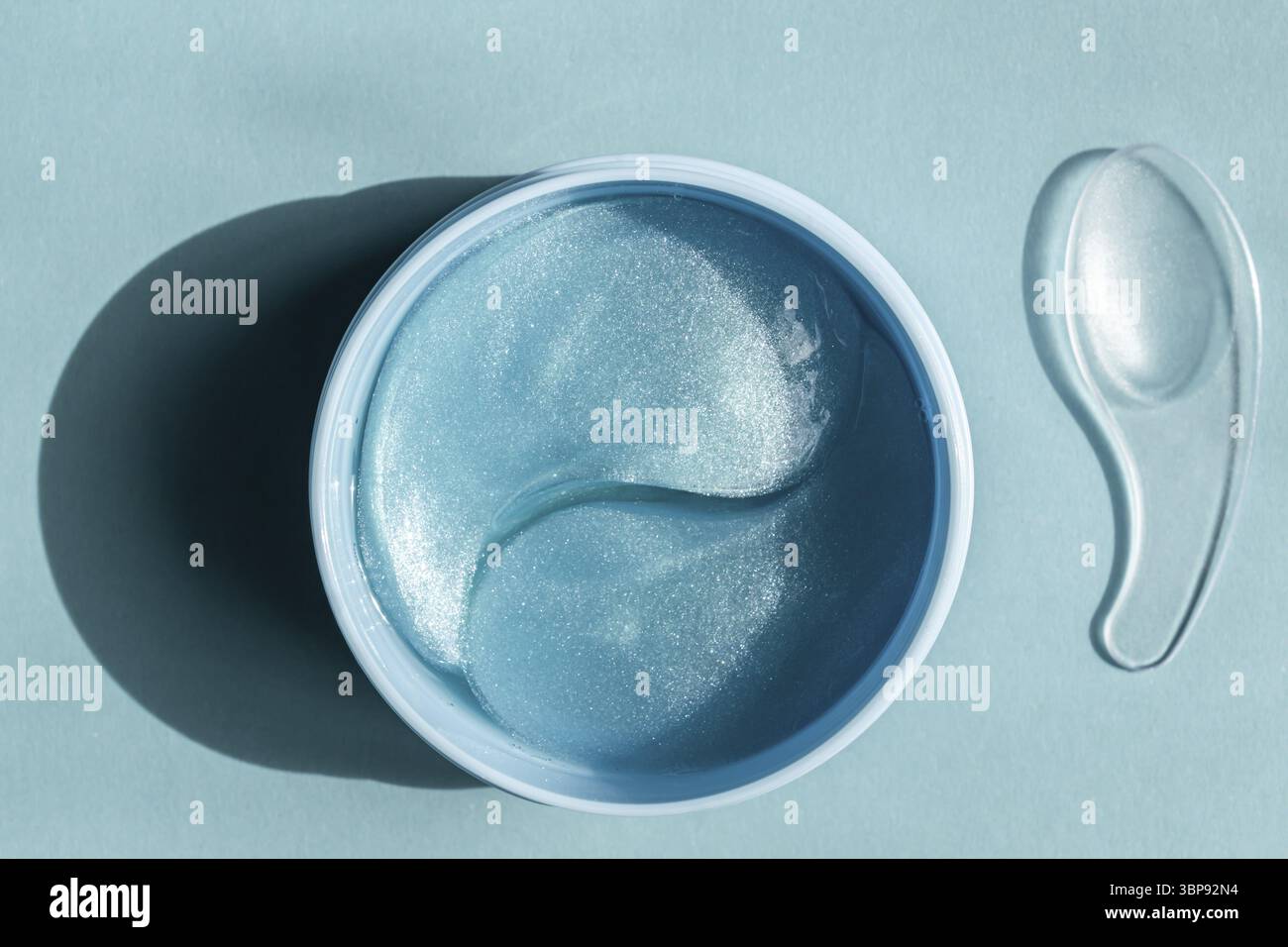 Patch cosmetiche in idrogel per idratare e nutrire la pelle sotto gli occhi sullo sfondo delle bue.cura della pelle, benessere e concetto spa, mockup con c Foto Stock