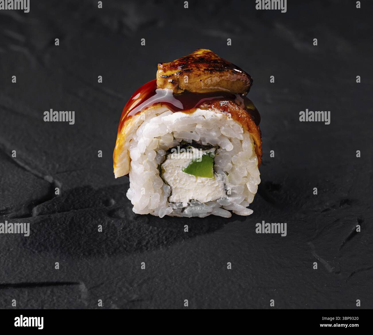 Cibo, primo piano di un delizioso unagi sushi con una superficie vetrata, presentato elegantemente Foto Stock