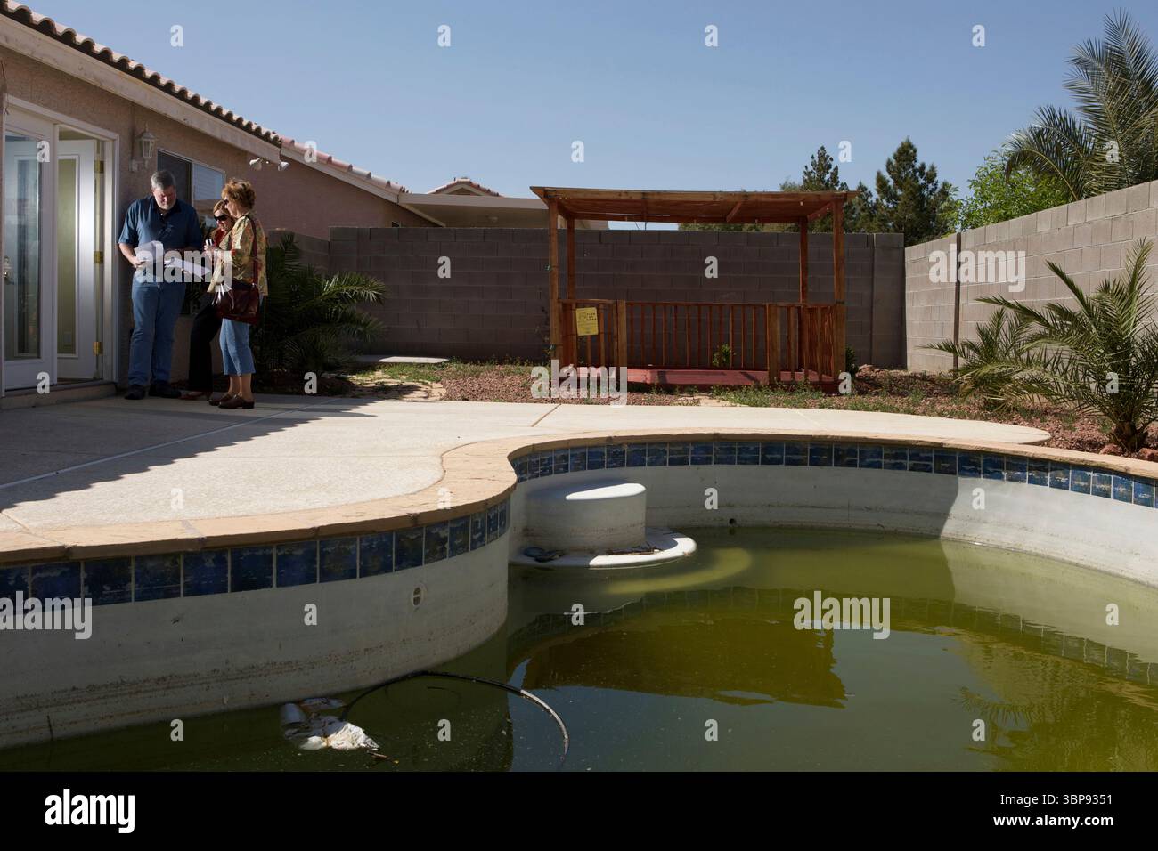 Un agente immobiliare di Las Vegas mostra le case ad una coppia da Westenrville, New York che progetta di ritirarsi a Las Vegas entro i prossimi cinque anni. Foto Stock