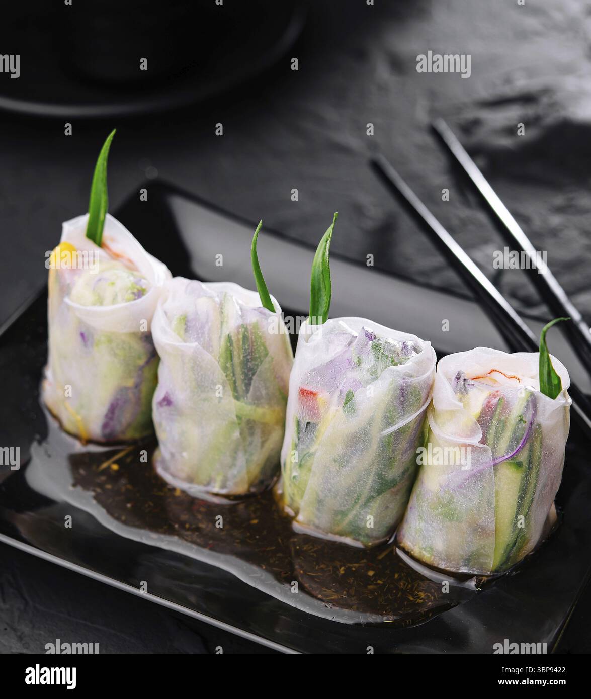 Cibo, involtini primaverili vietnamiti su piatto nero Foto Stock