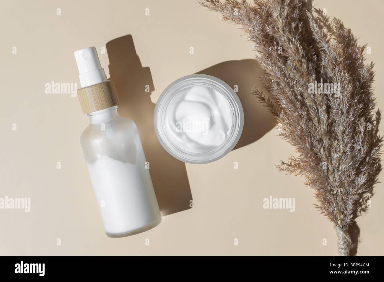 Mock-up contenitore cosmetico. Sfondo alla moda per la presentazione del branding e del packaging. Il concetto di prodotto naturale di bellezza per la cura della pelle. Essenza di siero e sp Foto Stock