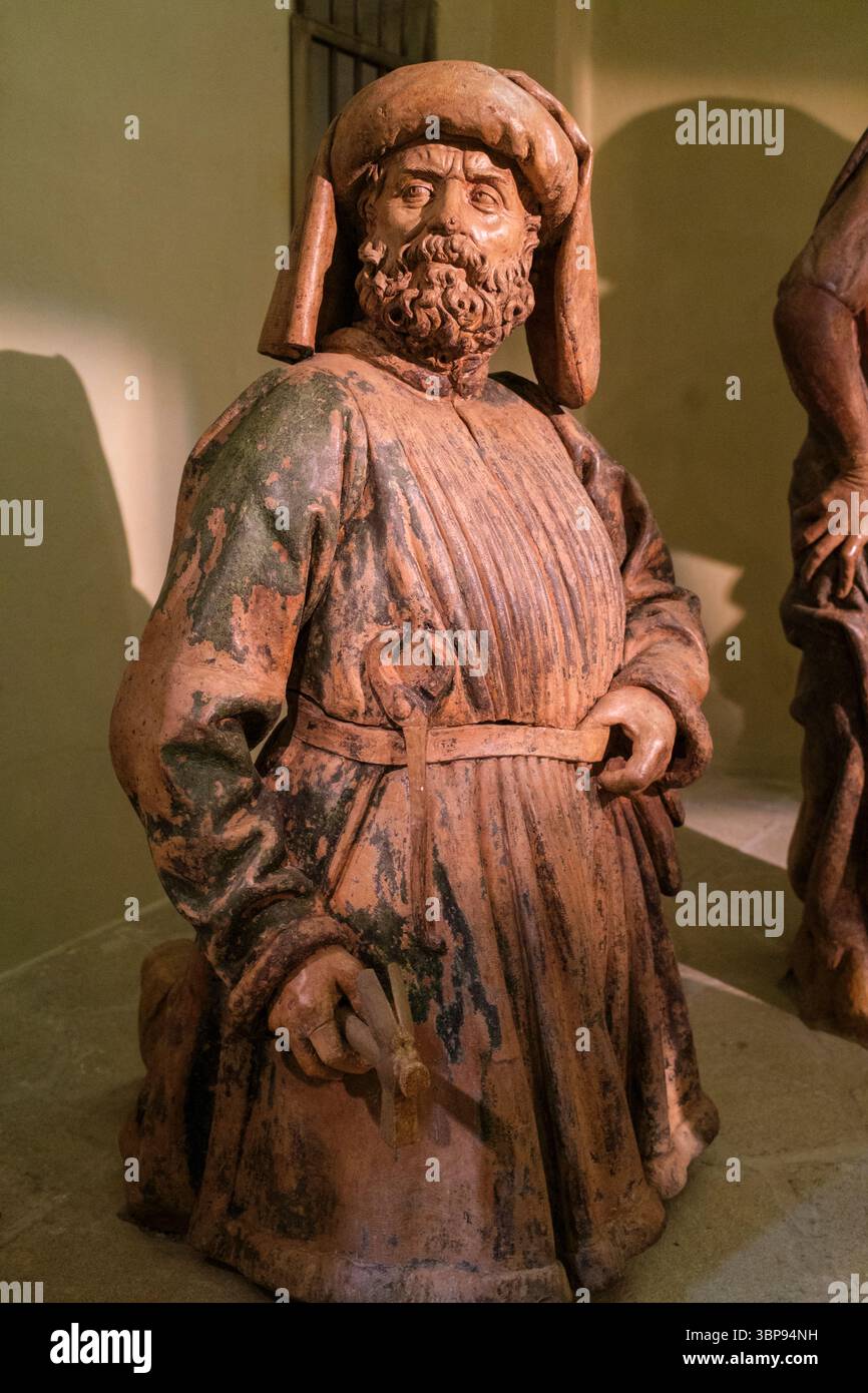 Italia: Giuseppe d'Arimatea, "Lamentazione sul Cristo morto" (1463), dello scultore italiano Niccolo dell'Arca (1435-1440–1494), Santa Maria della vita, Bologna, regione Emilia-Romagna. Il Santuario di Santa Maria della vita è una chiesa cattolica romana in stile tardo barocco nel centro di Bologna, vicino a Piazza maggiore. Foto Stock