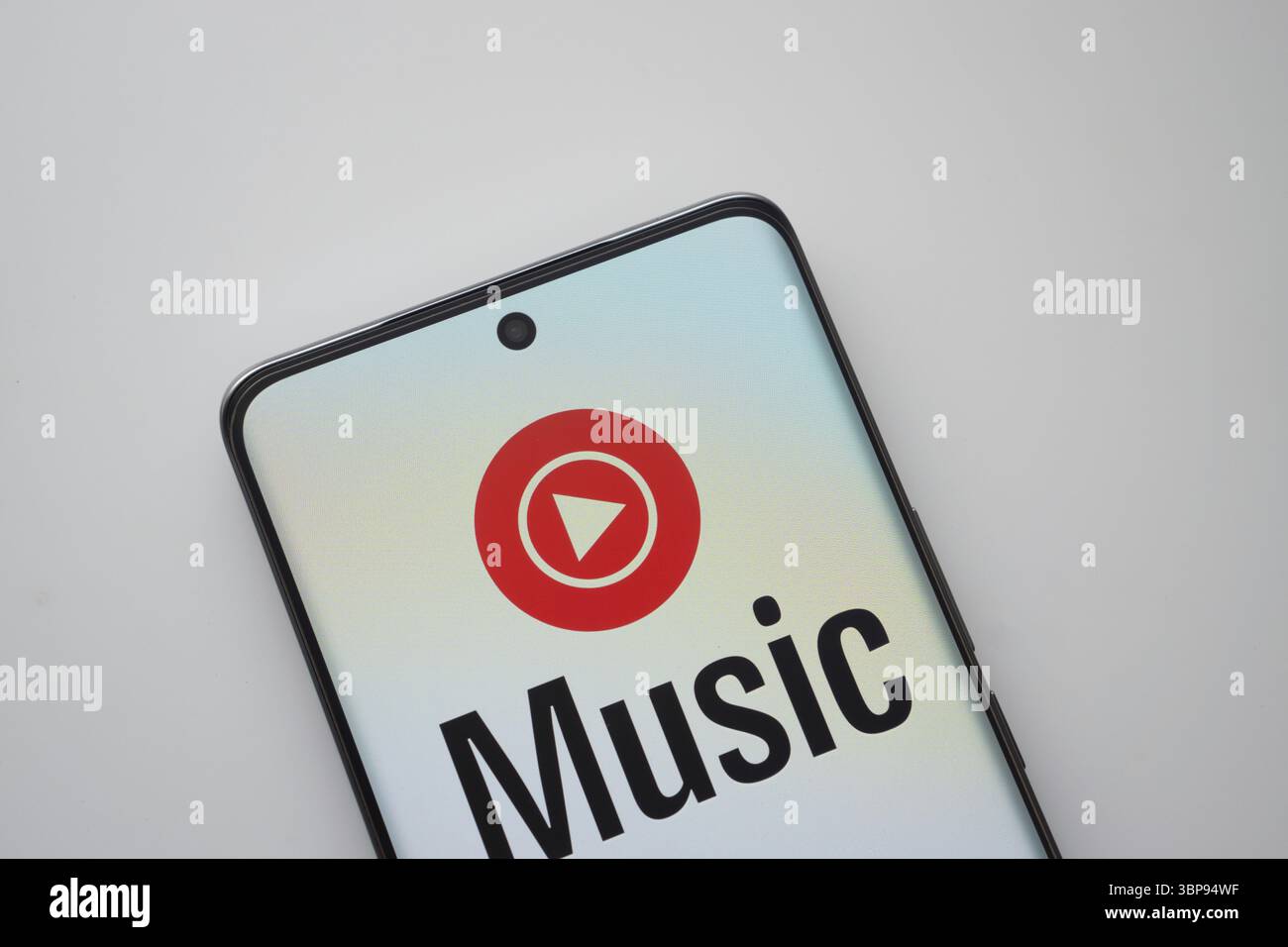 Dacca, Bangladesh - 13 marzo 2025: Il logo di YouTube Music viene visualizzato sullo schermo di uno smartphone Foto Stock